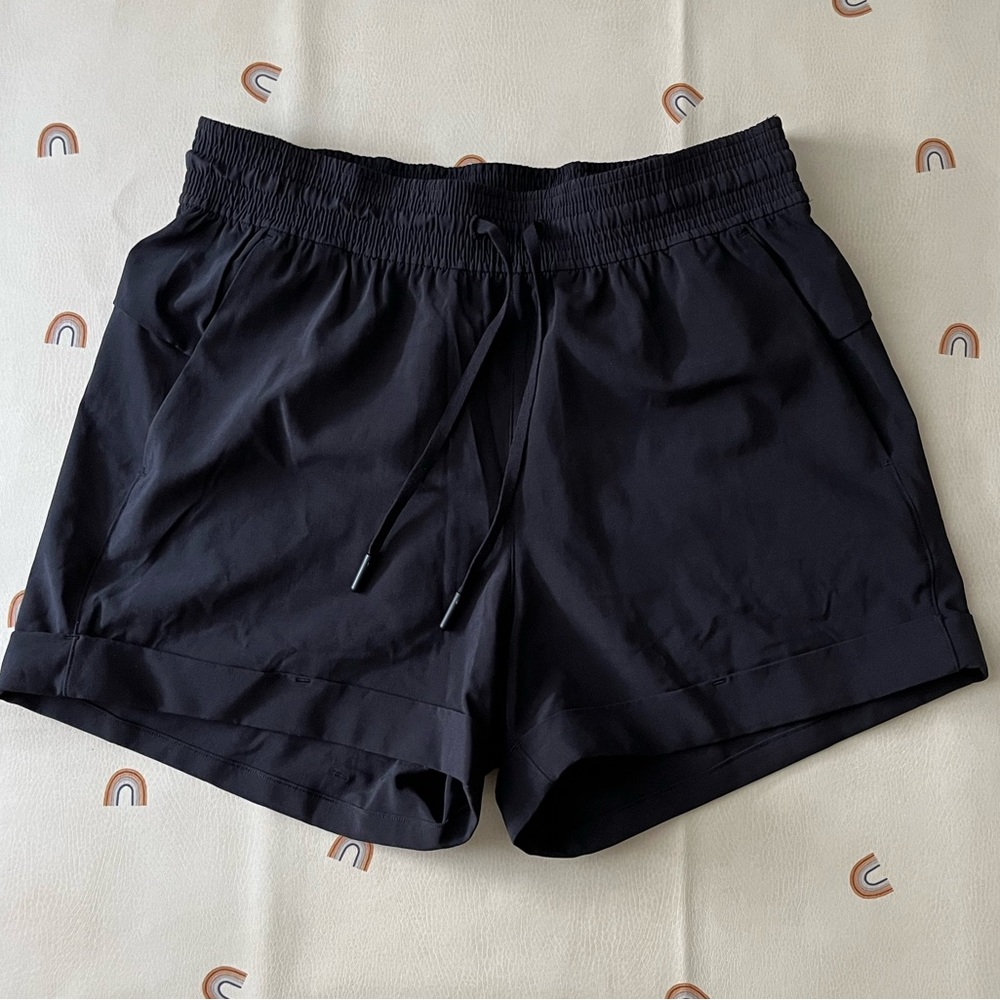 Lululemon black mid rise short 2.5”